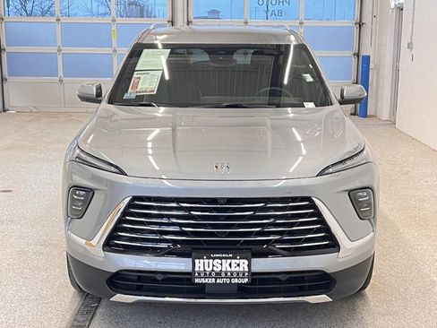 Used 2025 Buick Enclave Preferred image 3