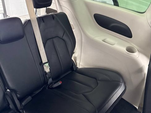 Used 2024 Chrysler Pacifica Touring-L FWD image 31