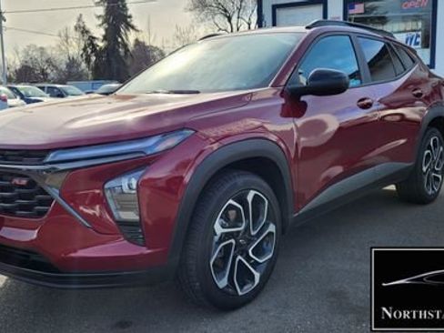 Used 2024 Chevrolet Trax RS w/ Sunroof Package image 2