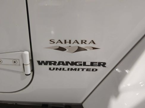 Used 2016 Jeep Wrangler Unlimited Sahara w/ Dual Top Group AWD/4WD image 8