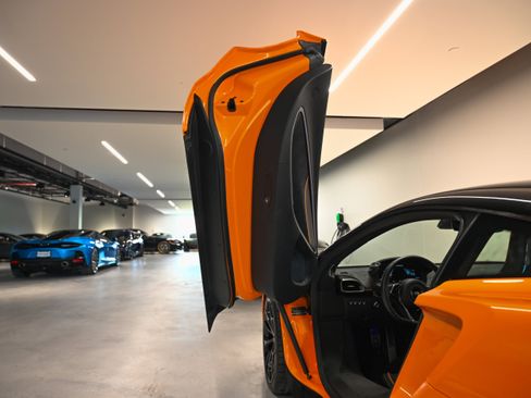 Used 2025 McLaren Artura RWD image 10