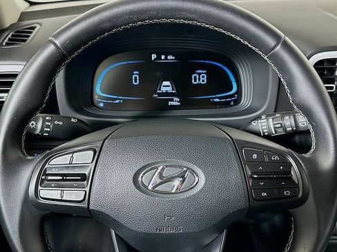 Used 2023 Hyundai Venue Limited FWD image 12
