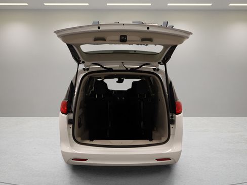Certified 2023 Chrysler Voyager LX FWD image 19
