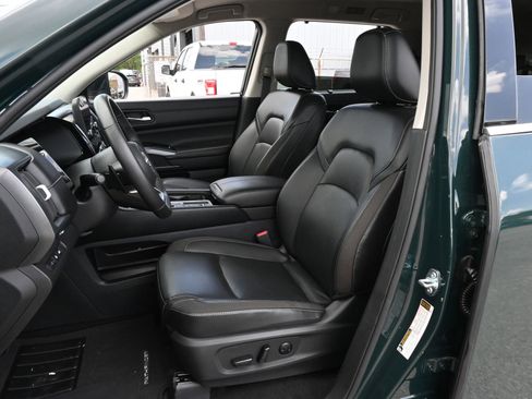 Used 2025 Nissan Pathfinder SL FWD image 16