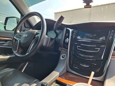 Used 2020 Cadillac Escalade Premium Luxury RWD image 7
