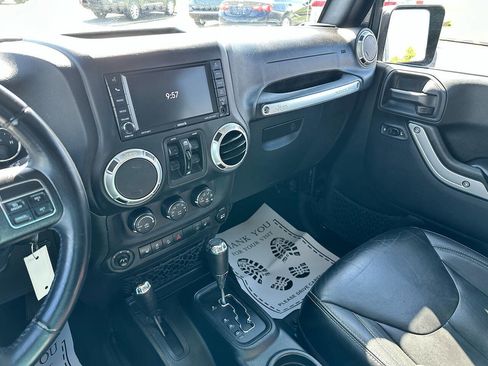 Used 2018 Jeep Wrangler Unlimited Rubicon w/ Cold Weather Group AWD/4WD image 12