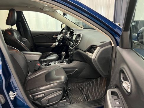 Used 2018 Jeep Cherokee Latitude Plus w/ Cold Weather Group AWD/4WD image 11