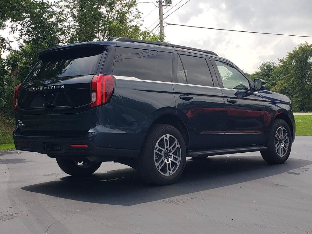 Used 2025 Ford Expedition Active AWD/4WD image 5