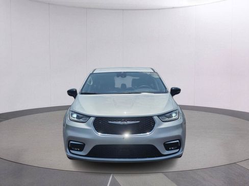 Used 2024 Chrysler Pacifica Touring-L FWD image 2