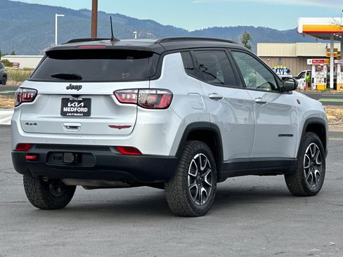 Used 2025 Jeep Compass Trailhawk w/ Trailer Tow Group AWD/4WD image 4