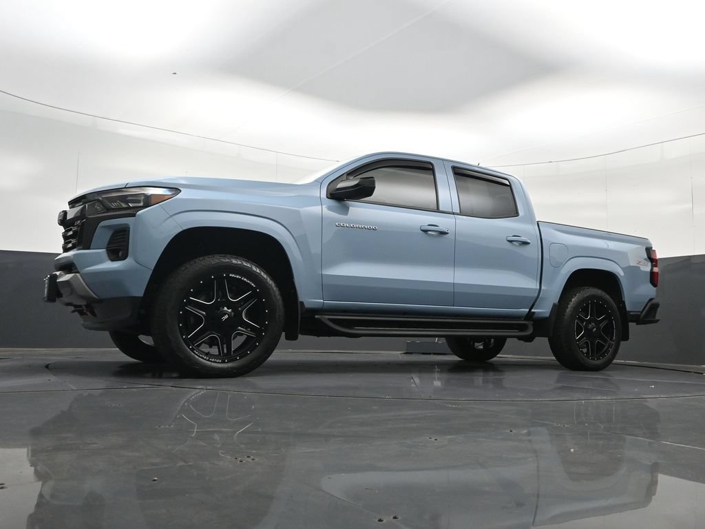 Used 2025 Chevrolet Colorado Z71 w/ Technology Package AWD/4WD image 32