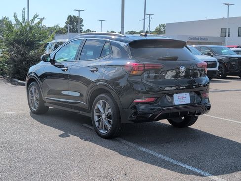 Used 2022 Buick Encore GX Select w/ Sport Touring Package FWD image 3