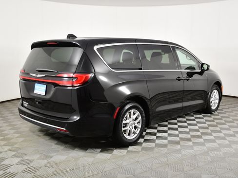 Used 2024 Chrysler Pacifica Touring-L FWD image 6