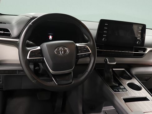 Used 2021 Toyota Sienna XLE FWD image 7