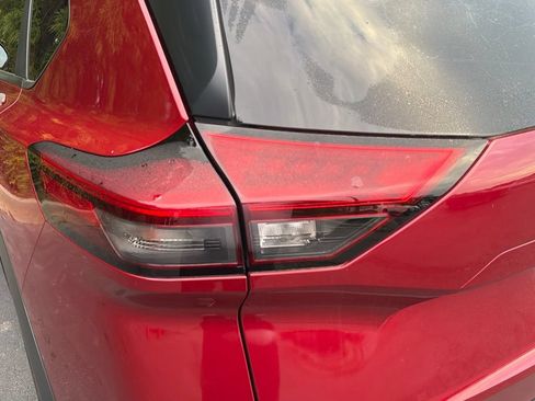 Used 2023 Nissan Rogue S FWD image 11