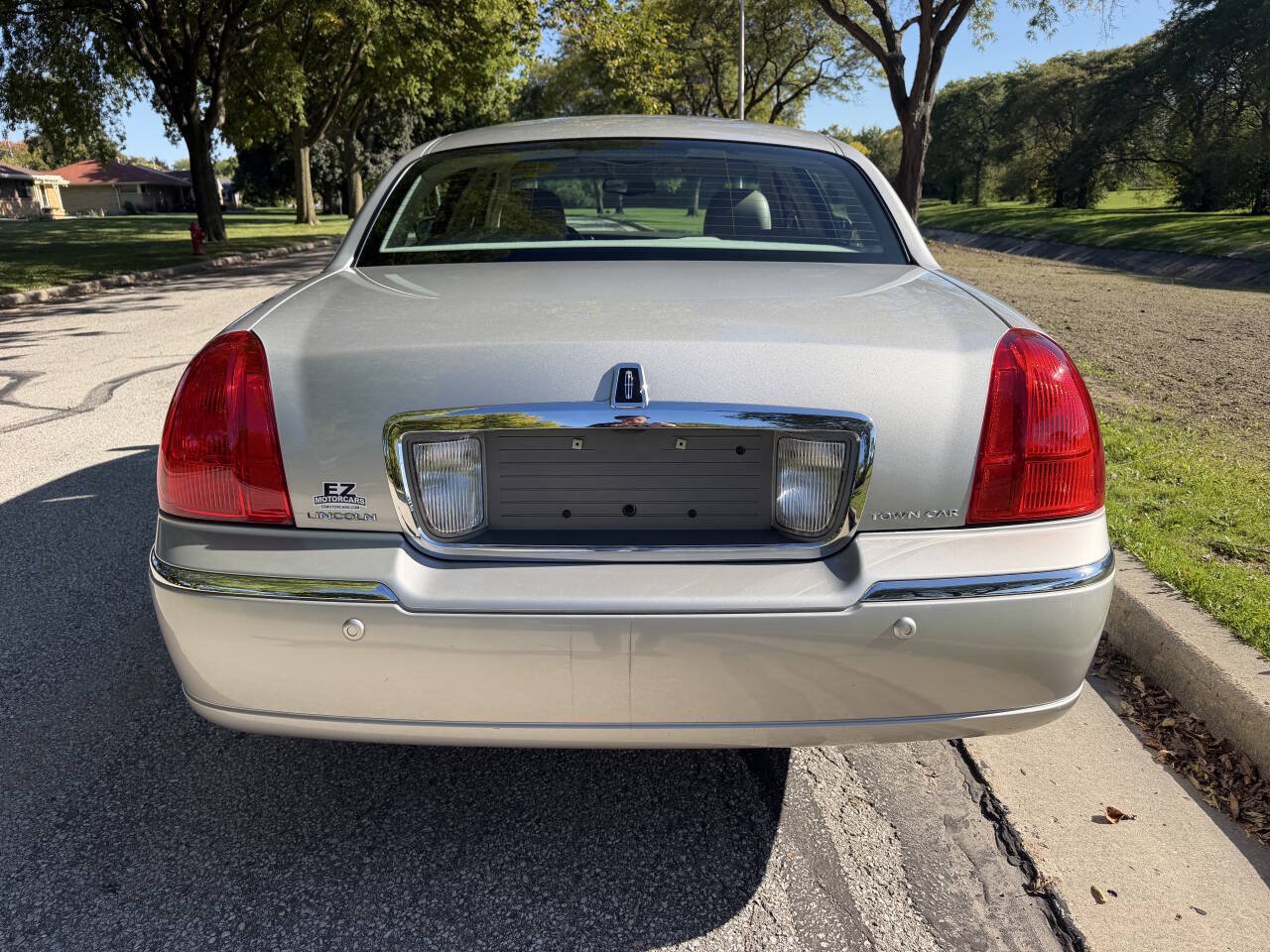 Used 2005 Lincoln Town Car Signature RWD image 4