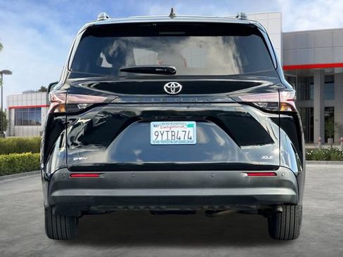 Used 2026 Toyota Sienna XLE FWD image 5