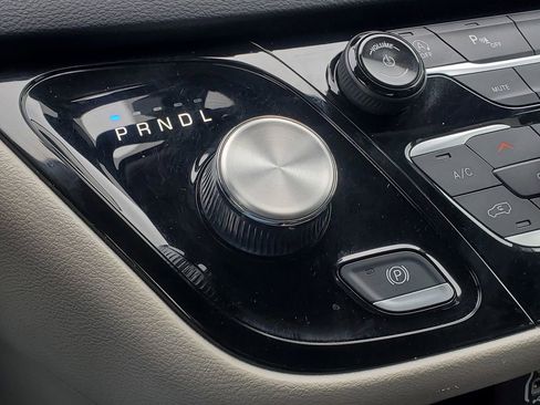 Used 2023 Chrysler Pacifica Touring-L image 32