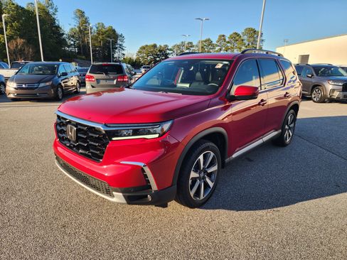 Certified 2025 Honda Pilot Touring image 9