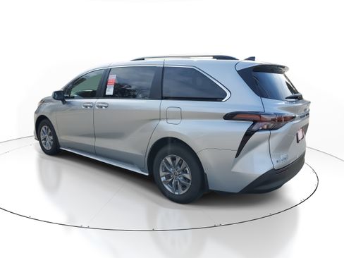 New 2025 Toyota Sienna LE image 4