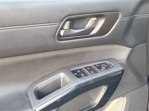 Used 2024 Nissan Pathfinder SV image 19