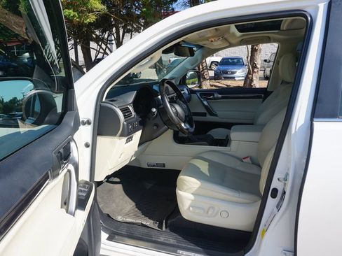Used 2023 Lexus GX 460 Luxury w/ Accessory Package AWD/4WD image 2