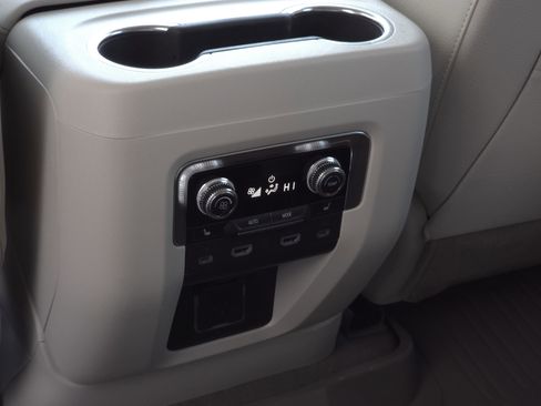 Used 2024 GMC Yukon Denali w/ Advanced Technology Package image 32