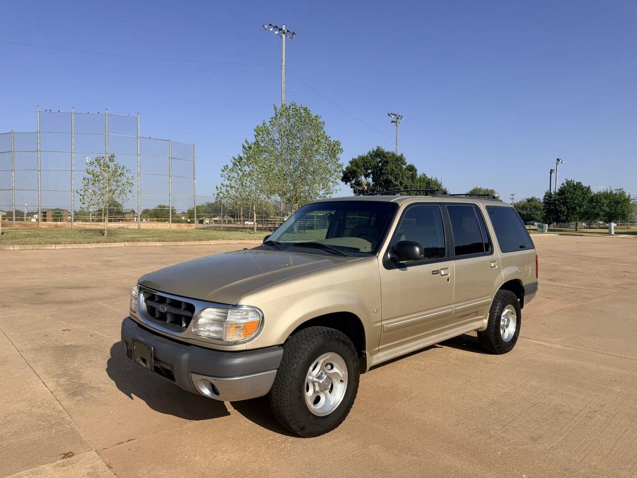 Used 1999 Ford Explorer XLT RWD image 3