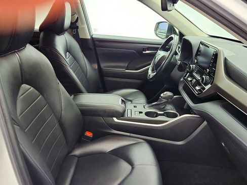 Used 2021 Toyota Highlander XLE image 25