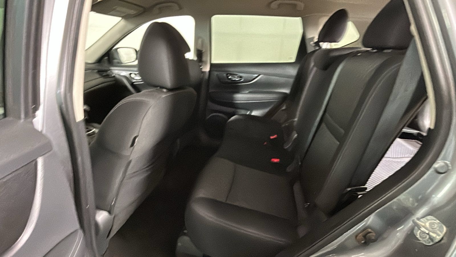 Used 2018 Nissan Rogue SV AWD/4WD image 30