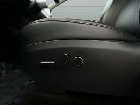 Used 2024 Tesla Model Y 2WD image 28