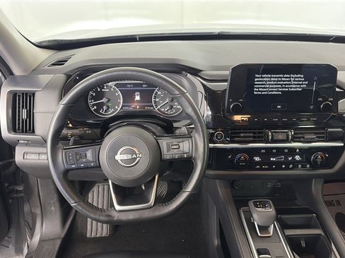 Used 2023 Nissan Pathfinder SL image 3