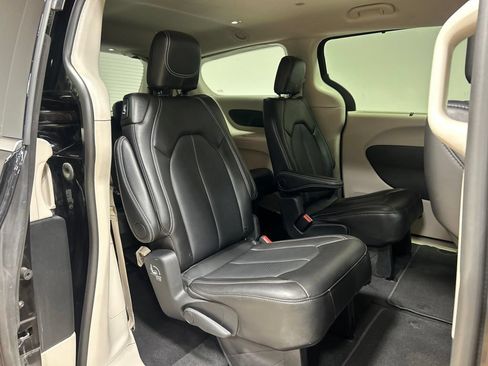 Certified 2024 Chrysler Pacifica Touring-L FWD image 41