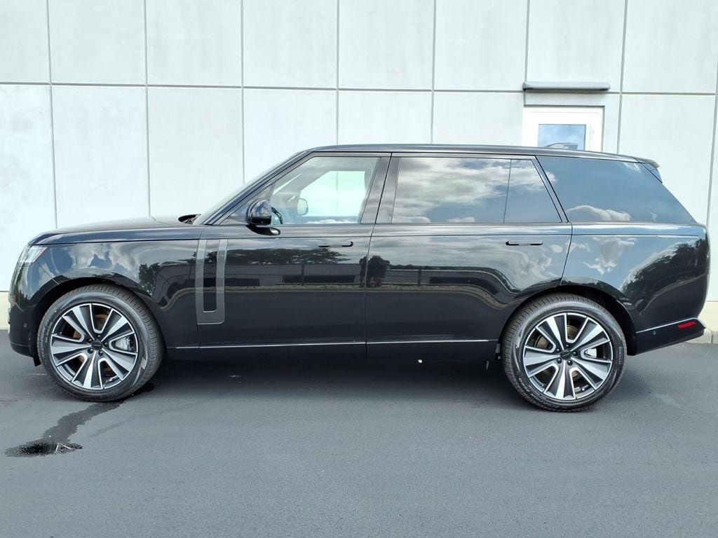 New 2026 Land Rover Range Rover Long Wheelbase SE AWD/4WD image 3