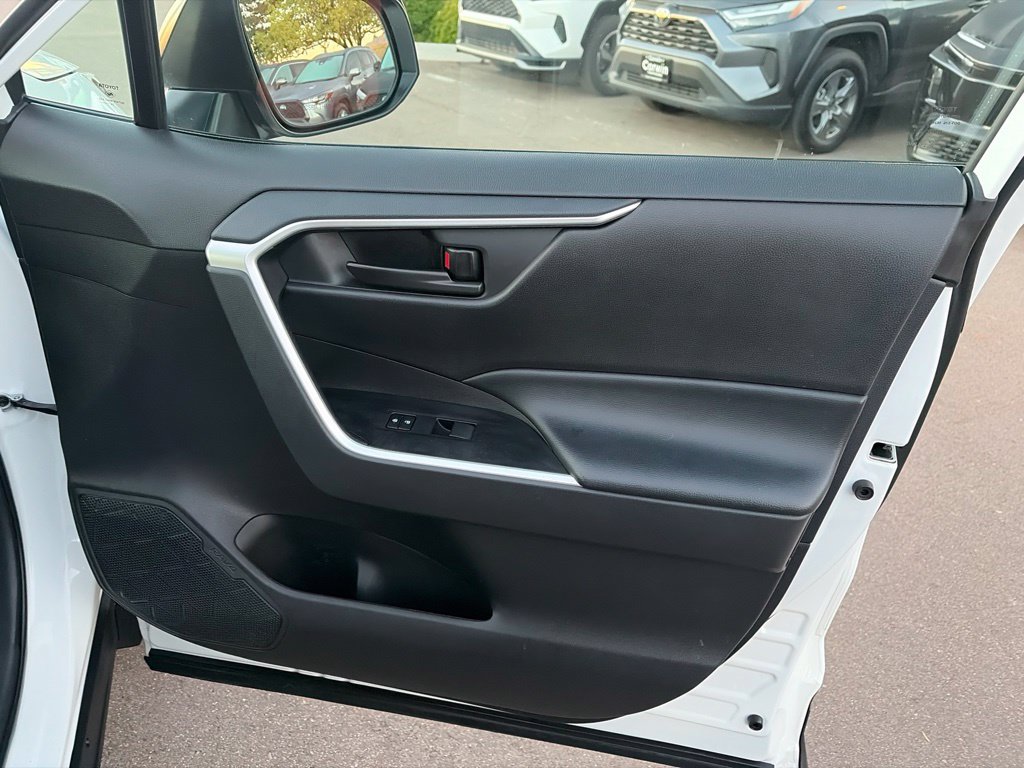 Used 2025 Toyota RAV4 LE AWD/4WD image 10