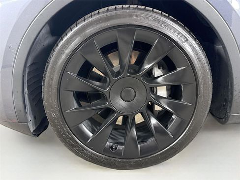 Used 2021 Tesla Model Y Long Range image 12