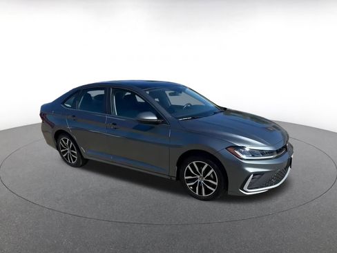 Used 2025 Volkswagen Jetta SE image 2