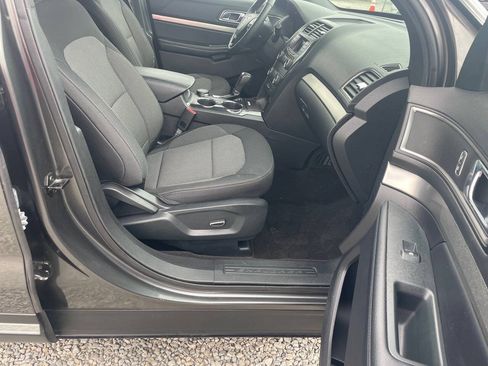 Used 2018 Ford Explorer XLT AWD/4WD image 12