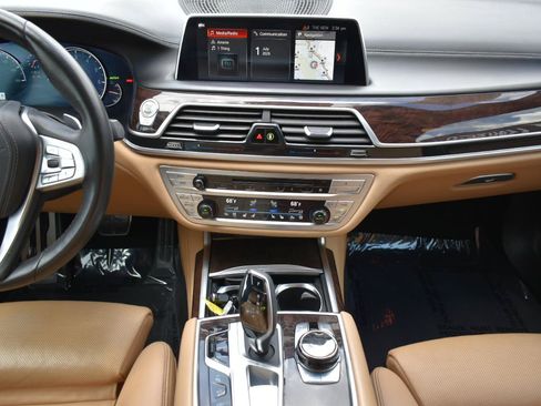 Used 2019 BMW 750i w/ Executive Package RWD image 19