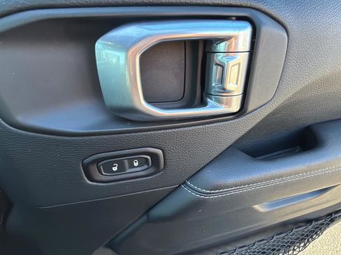 Used 2018 Jeep Wrangler Unlimited Sahara image 36