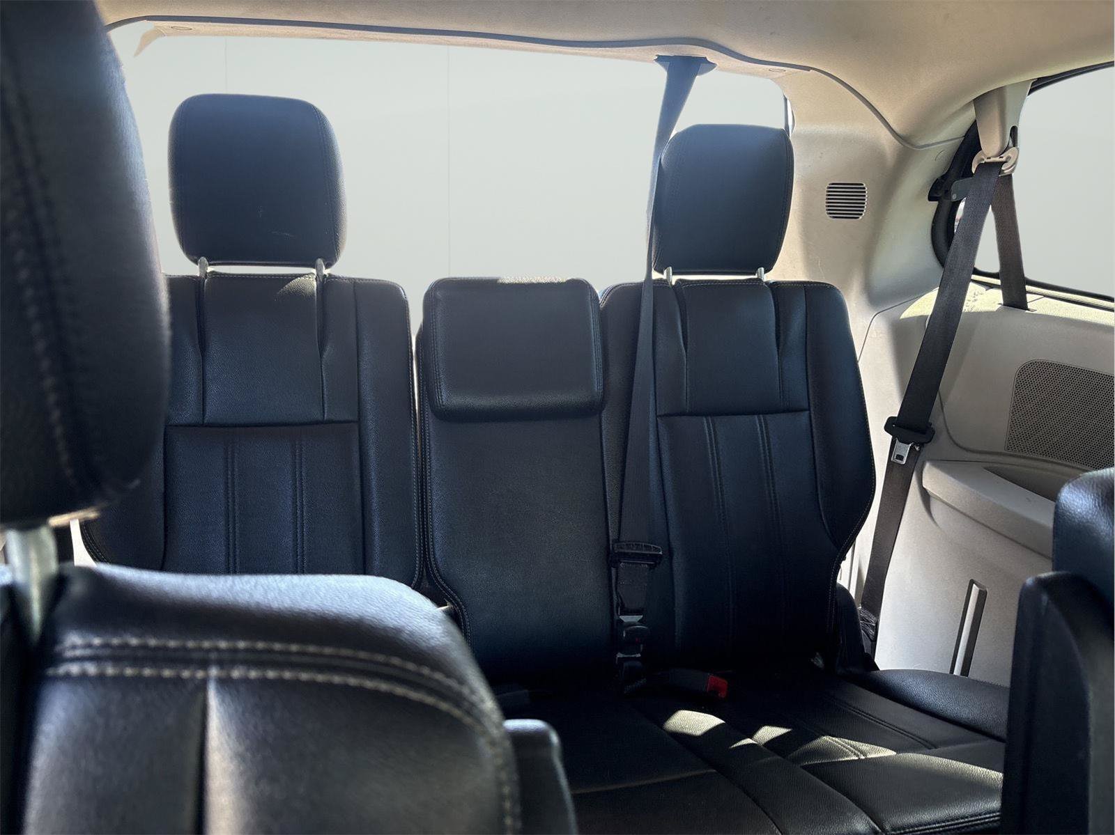 Used 2015 Chrysler Town & Country Touring FWD image 24