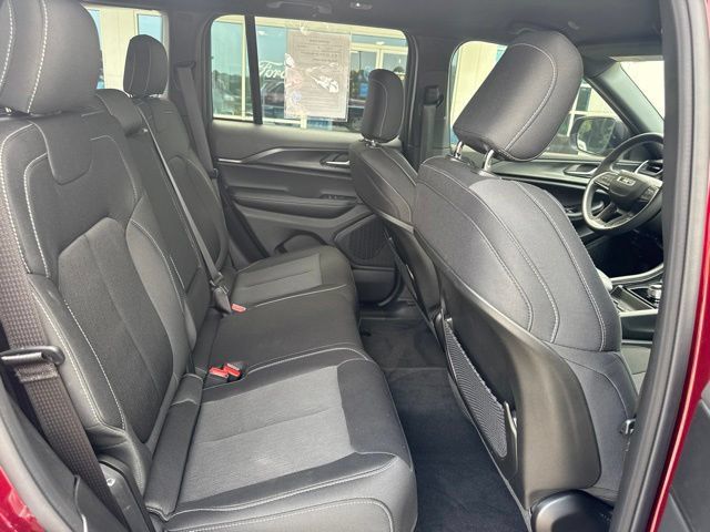 Used 2025 Jeep Grand Cherokee Laredo RWD image 14