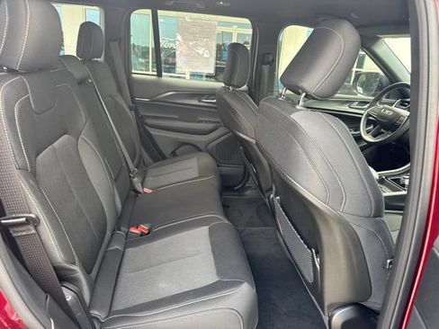 Used 2025 Jeep Grand Cherokee Laredo RWD image 14