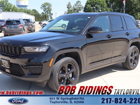 Used 2025 Jeep Grand Cherokee Altitude AWD/4WD image 1