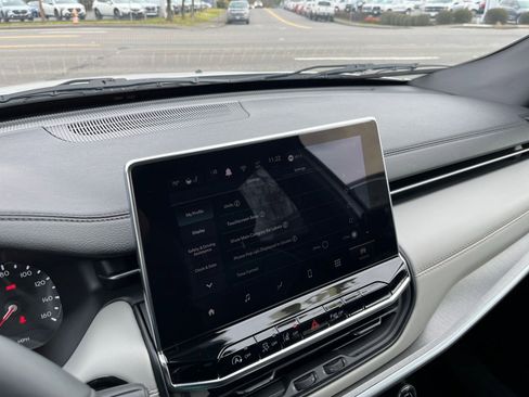 Used 2025 Jeep Compass Limited image 18