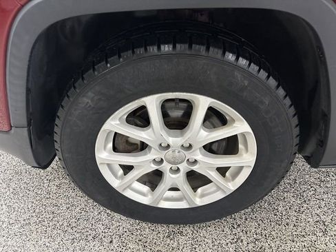 Used 2017 Jeep Cherokee Latitude w/ Cold Weather Group image 15