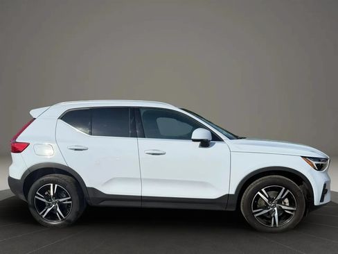 Used 2024 Volvo XC40 B5 Core AWD/4WD image 4