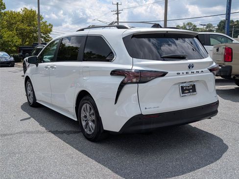 Used 2025 Toyota Sienna XLE AWD/4WD image 3
