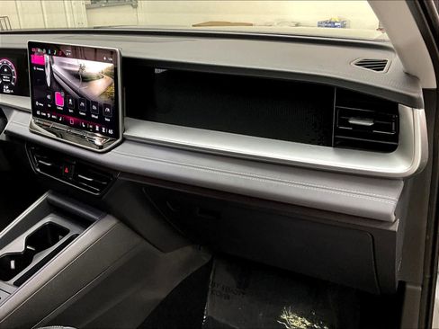 Used 2025 Volkswagen Tiguan SE w/ Panoramic Sunroof Package image 18