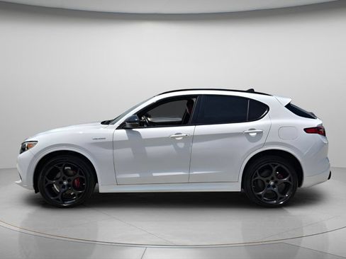 Used 2022 Alfa Romeo Stelvio Veloce AWD/4WD image 3